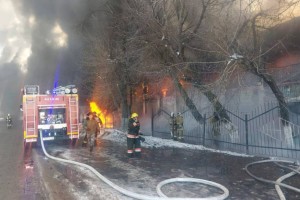 Спасателя ударило током при тушении пожара на рынке в Таразе