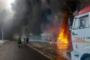 Крупный пожар произошел на рынке в Жамбылской области