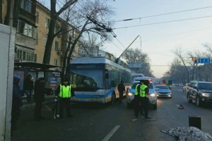 Водитель троллейбуса погиб в ДТП в Алматы