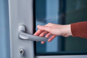 
                    Ученые: Вероятность заражения коронавирусом от дверных ручек минимальная
                