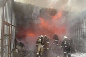 Крупный пожар в районе алматинской барахолки: со складов эвакуируют товары