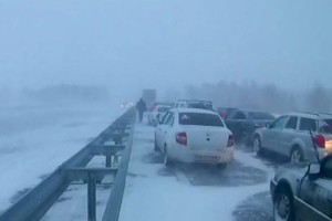 За сутки полицейские сопроводили порядка 800 автомашин, застрявших в непогоду на трассе