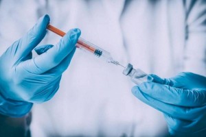 
                    О побочных эффектах после вакцинации от COVID-19 рассказала врач
                