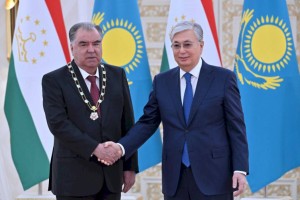 Президента Таджикистана наградили орденом «Алтын Қыран»