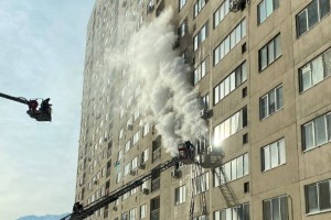 
                    Спасатели эвакуировали 75 жильцов из горящей многоэтажки в Алматы
                