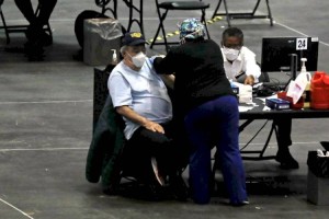 
                    В США разрешили смешивать разные вакцины от коронавируса
                