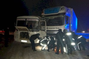 
                    Школьный автобус столкнулся с грузовиком на автодороге Актобе - Астрахань
                