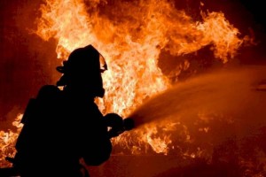 
                    Пожарные вынесли 93-летнюю бабушку из горящего дома в Алматы
                