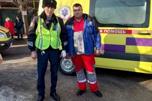 
                    Полицейский и врач скорой помощи вынесли женщину из горящего дома в Алматы
                
