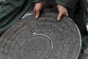 
                    Столичные полицейские задержали похитителей канализационных люков
                