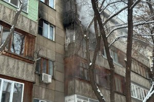 
                    В течение часа удалось потушить пожар многоквартирном доме в Алматы
                