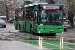 
                    Автобус провалился колесом под асфальт в Алматы
                