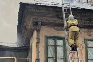 Двухэтажное здание загорелось в Алматы
