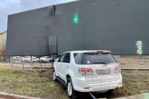 В Актобе девушка на внедорожнике наехала на LED-экран