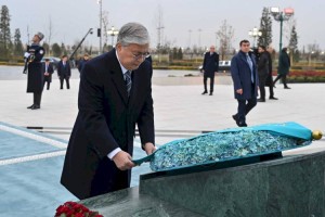 
                    Токаев возложил цветы к монументу в Ташкенте
                