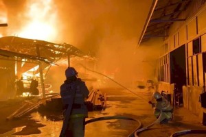 В результате пожара на автомойке на Кульджинском тракте пострадали два человека