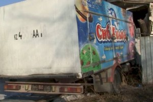 
                    Пьяный водитель грузовика разнес дом в Алматинской области
                