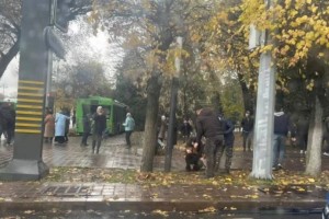 
                    Авария с участием двух автобусов произошла в Алматы: один человек погиб, 15 пострадали
                