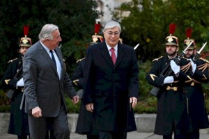 
                    Президент провел встречу с Председателем Сената Франции Жераром Ларше
                