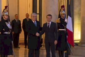 
                    Президент РК прибыл в Елисейский дворец
                