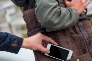 Автобусный вор с пятью чужими телефонами в карманах задержан в Алматы