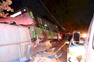 
                    Директор автопарка пообещал восстановить дом, в который влетел автобус в Алматы
                
