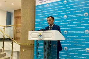 
                    Кандидат в Президенты Бакыт Жанабаев сдал экзамен по казахскому языку
                