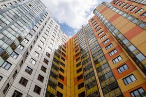 
                    Подросток выпал с 18-го этажа в Алматы
                