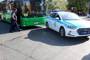 
                    Женщина погибла под колесами автобуса в  Алматы
                