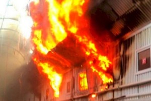 
                    Пламя от горевшего мусора перекинулось на магазины в районе ТЦ «Бакорда» в Алматы
                