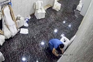 
                    Серийный вор в Алматы проникал на тои и обворовывал гостей
                