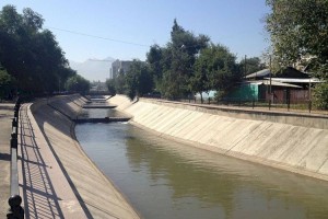 
                    Алматинец прокатился на автомобиле по реке Есентай
                