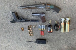 
                    Полицейские обнаружили целый арсенал оружия, спрятанный вдоль БАКа
                
