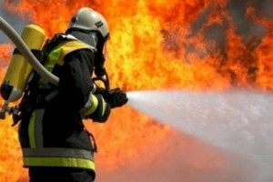 
                    Пожар в 10-этажном доме тушат в Алматы
                