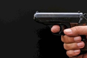 
                    Останавливая вооруженного мужчину, полицейский применил табельное оружие в Алматы
                