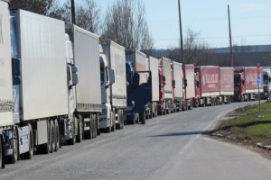 
                    Более 100 машин застряли на погранпереходах Казахстана
                