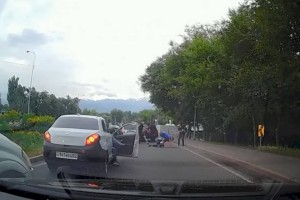 
                    Жуткую драку на дороге в Алматы прокомментировали в Департаменте полиции
                