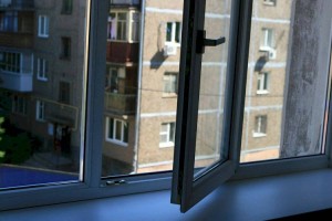
                    В Атырау две маленькие сестренки выпали из окна
                