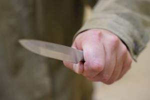 
                    В Алматы вооруженный ножом мужчина разгуливал по парапету
                