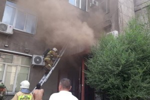 
                    При пожаре в караоке-баре алматинские пожарные спасли четверых человек
                
