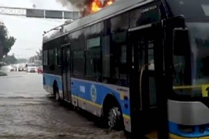 
                    Во время ливня в Алматы загорелся троллейбус
                