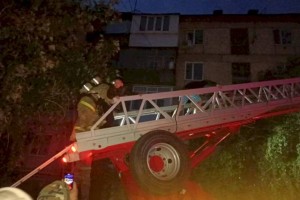 
                    Более 40 человек эвакуировали из горящей многоэтажки в Костанае
                