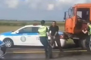 
                    В Нур-Султане агрессивный водитель КамАЗа при задержании напал на полицейских
                