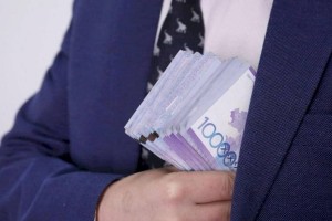 
                    Главный специалист ДГД ЗКО подозревается в  получении крупной взятки
                