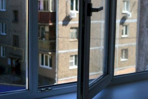 
                    Скончалась девочка, выпавшая из окна девятого этажа в Павлодаре
                