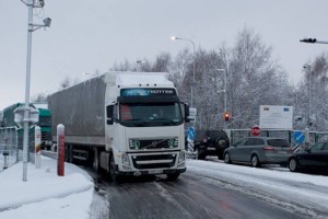 
                    Более 300 машин скопилось на погранпереходах Казахстана
                