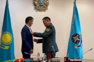 
                    В столице наградили гражданина, спасшего ребенка от падения из окна
                