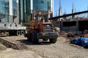 
                    Появились подробности происшествия с падением автокрана в Нур-Султане
                