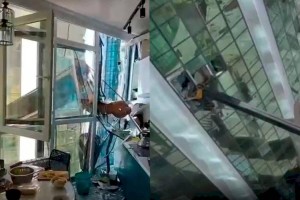 
                    Кран упал на жилой дом в Нур-Султане
                