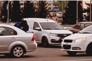 
                    Меня никто не похищал: нашумевшее видео с девушкой оказалось пранком в Алматы
                